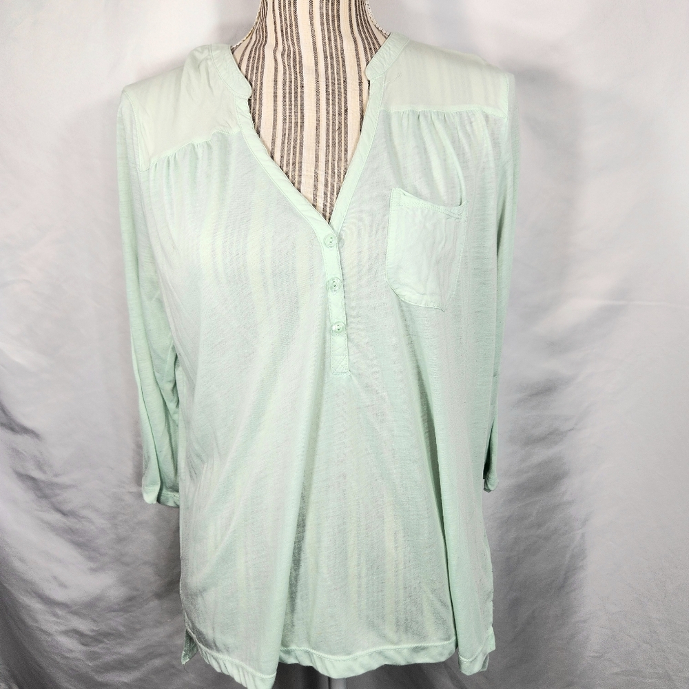 H&M Pastel Green V Neck w/3 Buttons 1 Chest Pocket 3/4 Sleeve Top Size Medium